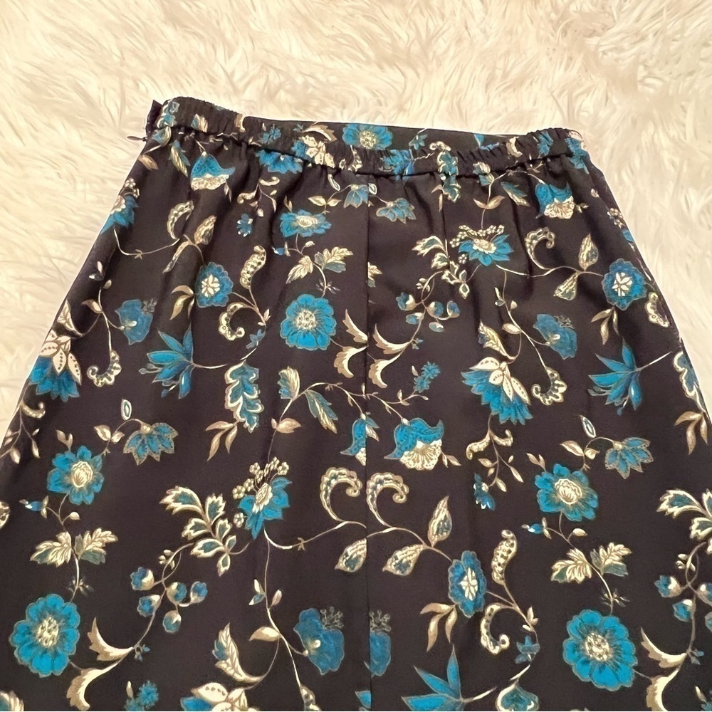 Briggs Women's Size Medium Petite Midi Skirt Black Blue Floral Side Slits - Picture 7 of 9